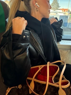 Svart skinnjacka från Babaton -Aritzia never worn - Snygg svart skinnjacka från Babaton, Aritzia. Klassisk modell med silvriga detaljer och mjukt foder. Perfekt för dig som vill ha en tidlös och cool look. Jackan har en stilren design och passar till många olika outfits.