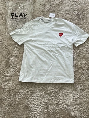 Vit Comme des Garçons PLAY t-shirt - Helt ny oavänd, sitter lite slim fit i storlek L
