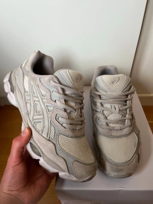 Beige/grå ASICS GEL-1130 skor - Snygga sneakers från ASICS i beige och ljusgrå toner. Modellen är GEL-1130. Skorna har en sportig design med ovandel i mesh och detaljer i mocka och syntet. Klassisk snörning och bekväm sula gör dem perfekta för en trendig vardagslook.  Storlek 42. Nypris ca 1100kr. Vid frågor eller funderingar är det bara att höra av sig. Pris kan diskuteras!