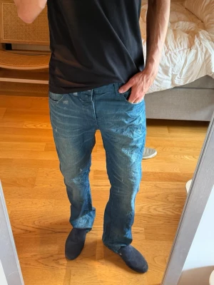 Blå raka jeans med slitningar - Märke: Glenwood Storlek: W33 L34 