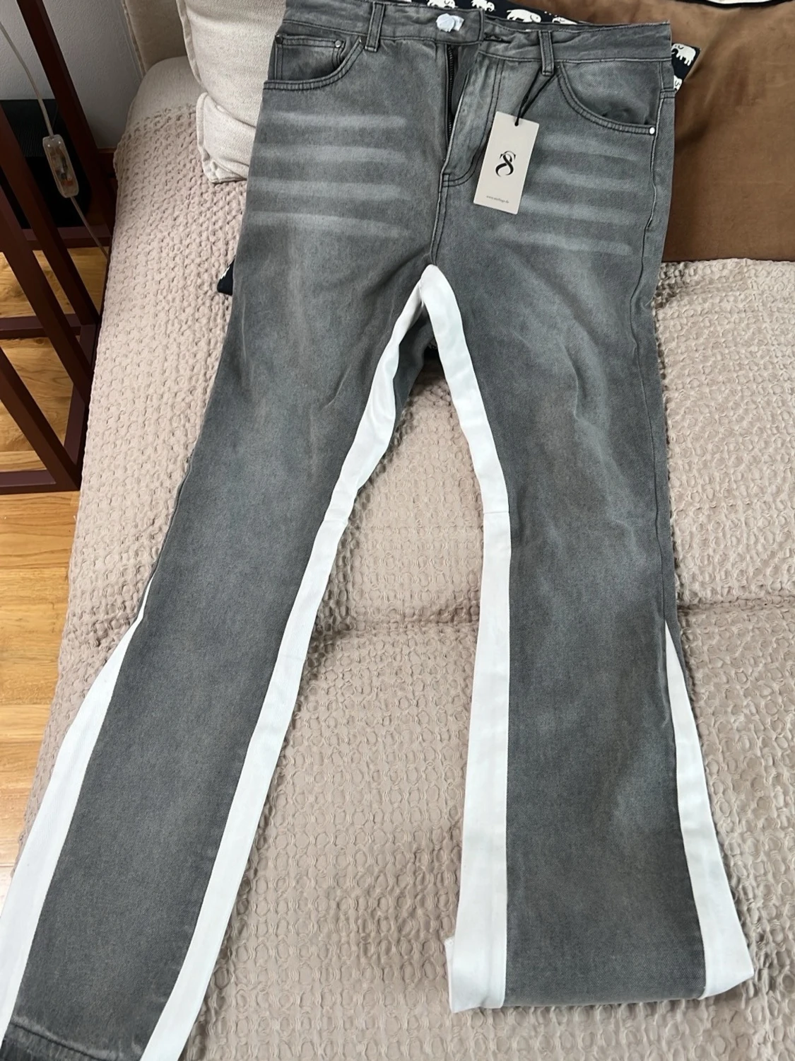 Grå jeans med vita sidor från Sterlingz Departement  - 1