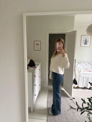 Blåa flare jeans med hög midja - Säljer ett par blåa jeans med flare passform och hög midja. Jeansen är uppsprättade nertill, jag är 167cm. Perfekta till vardags och passar till det mesta. Materialet är denim i bomull.