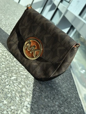 Brun axelväska Michael Kors - Säljer denna fina Michael Kors väska , använt ett par gånger som ny. 🤎