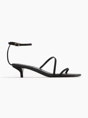 Svarta strappy sandaler med låg klack - Stilrena svarta sandaler från H&M med tunna remmar och låg klack. Sandalerna har en smal ankelrem med spänne och öppen tå. 
