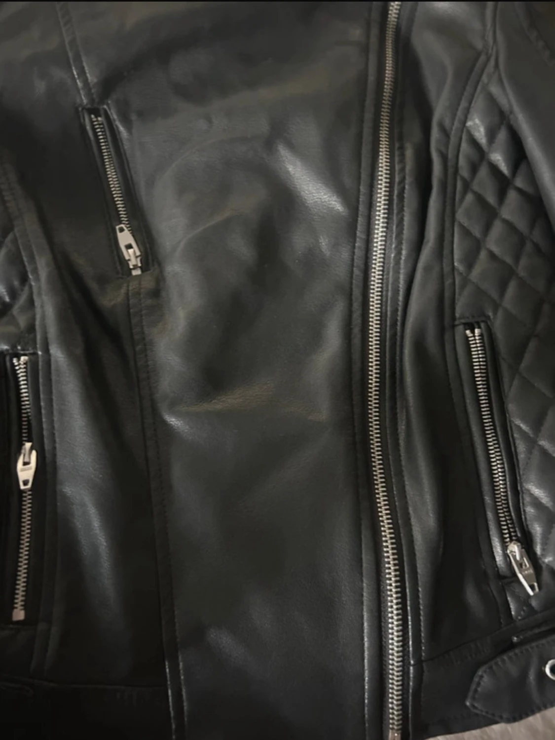 Svart skinnjacka med quiltade detaljer - 4