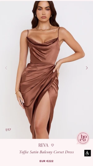 House of CB Reva Toffee Satin Balcony Corset Dres - Säljer den populära House of CB “Reva” Toffee Satin Balcony Corset Dress i vacker toffee/chokladbrun satin. En elegant och feminin klänning med draperad halsringning, inbyggd korsett/balconette-form, justerbara smala axelband och vacker drapering över höften. Perfekt till bröllop, middag, fest, semester eller date night. Klänningen är i fint begagnat skick och ger ett väldigt lyxigt helhetsintryck. Den har några små diskreta revor/dragningar i satintyget som inte syns vid användning.