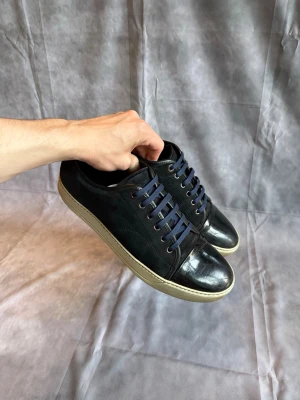 Lanvin - Hej, säljer dessa marinblåa Lanvins i size uk10 som motsvarar 44/45, skick 8/10. Perfekta till studenten och sommaren, nypris 5000kr, mitt pris=1949kr endast