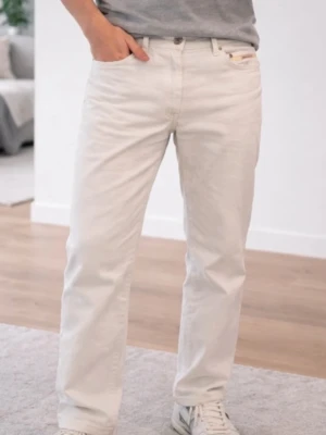 Diesel vita jeans 🇮🇹 - Säljer ett par vita raka jeans från Diesel med klassisk femficksmodell och knappgylf. Jeansen är tillverkade i kraftig bomull och har en avslappnad passform som passar perfekt till en casual look. Snygga att matcha med sneakers och t-shirt.