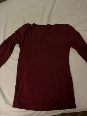 Vinröd tröja, Gina tricot - Vinröd tajt tröja från Gina i storlek S. 
