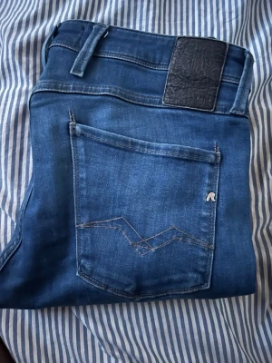 Replay anbass - Säljer ett par replay anbass. Priset är inte hugget i sten. Liten defekt men annars 8/10 siick 32w 34L . Jag har också vikt de då de var för långa för mig (sista bilden)