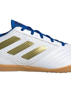 Adidas vita inomhusfotbollsskor - Säljer ett par vita Adidas inomhusfotbollsskor med guldiga ränder på sidan, blå snörning och detaljer samt gummisula. Ovandelen är i syntetmaterial med meshpaneler för bra ventilation. Perfekta för futsal eller spel på inomhusunderlag.