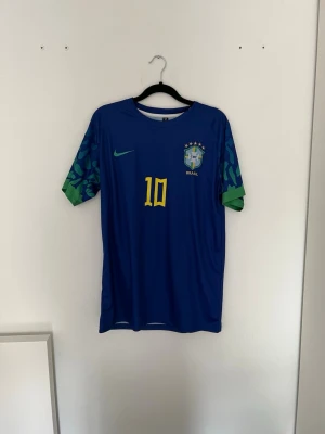  Brasilien Neymar Jr bortatröja - Neymar Brasilien bortatröja, tröjan är helt nytt och oanvänd. Den passar för Strolek L och M. 