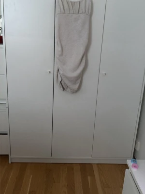 Vit kort klänning  - Mysig vit klänning  i ett  och mjukt material. Perfekt för att ha hemma och på finare tillfällen . Enkel design utan synliga detaljer eller mönster, med passform efter kroppen