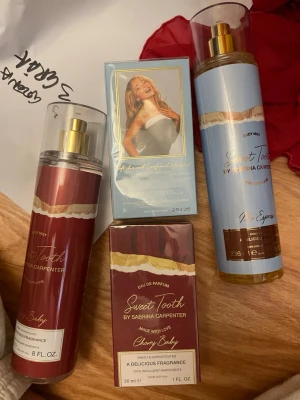 Sweet Tooth parfym & body mist set - Set med parfym och body mist från Sabrina Carpenter, serien Sweet Tooth. Innehåller en Eau de Parfum och två body mists i färgerna vinröd och ljusblå med gulddetaljer. Flaskorna är av plast och glas med sprayfunktion. Doften Cherry Baby ingår.