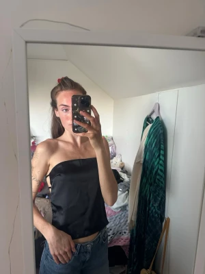 Svart bandeau tubtopp med snörning - Silkesmaterial, aldrig använd, man knyter där bak 