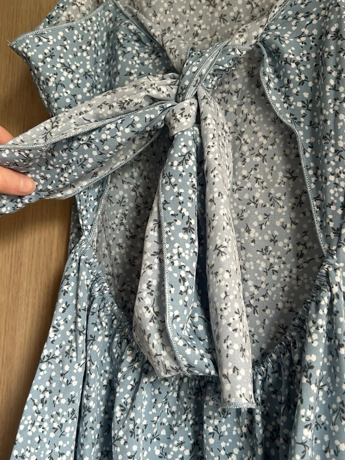 Blommig blå volangklänning - 3