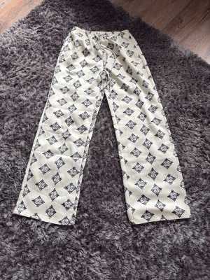 Supersnygga byxor  - Superfina, sköna och coola silkesbyxor. De är perfekta till sommaren, resa eller bara chilla i 💞 De kommer tyvärr inte till användning och är använda en gång. 