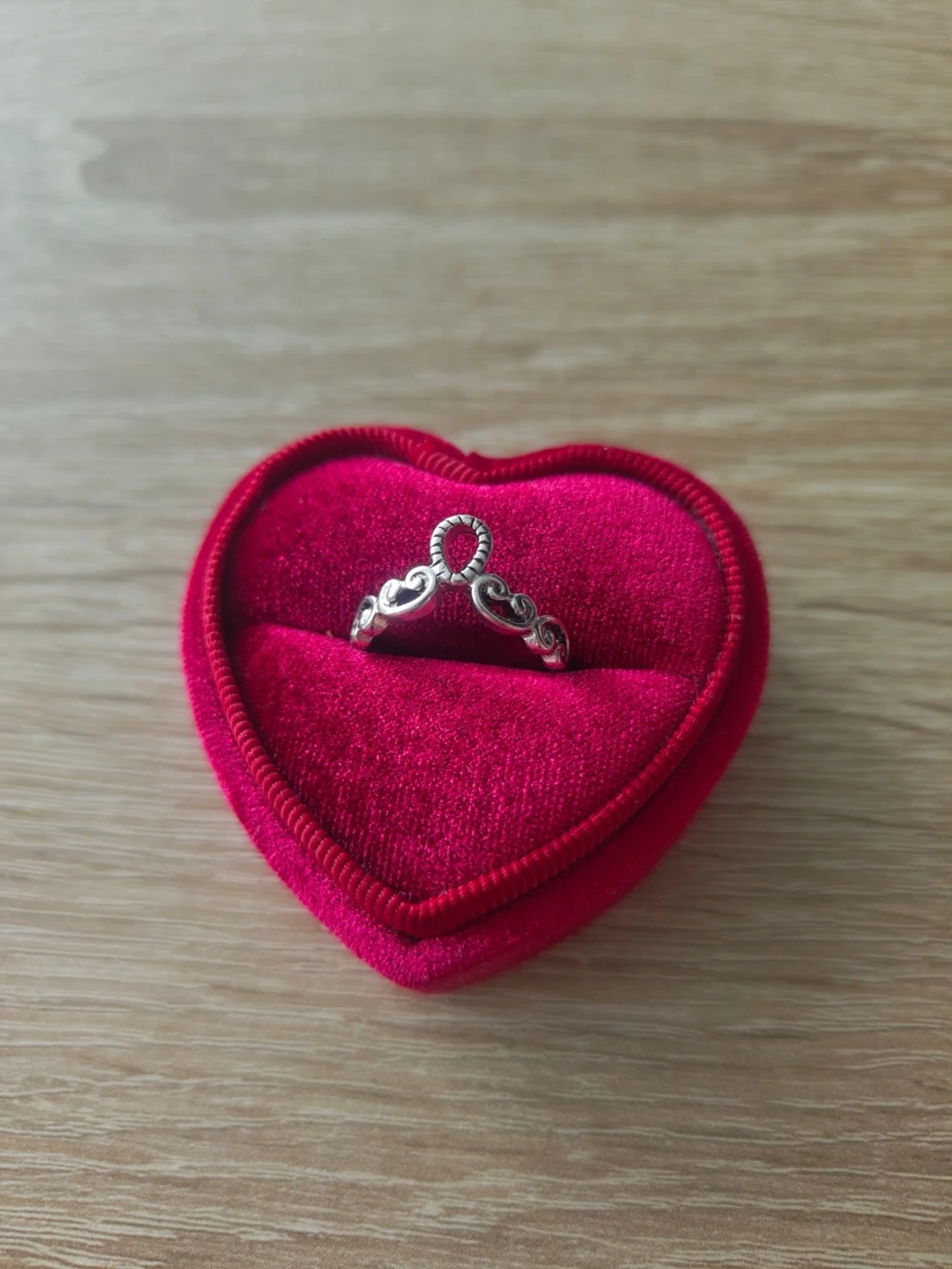 Silverfärgad ring med hjärtdetaljer - 1