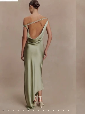 Sage grön oneshoulder balklänning  - Snygg ljusgrön långklänning i satin med asymmetrisk oneshoulder-design och öppen rygg. Helt sprillans ny med prislapp kvar. Köpt för 1200 kr. Köpt i storlek xxs då ”the size runs large”. Tog därför en mindre storlek. Passar alltså även xs. Kom gärna privat om frågor uppstår.
