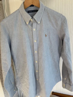 Ralph lauren skjorta - Supersnygg skjorta till sommaren från Polo Ralph lauren. Skjortan är i mycket bra skick. Varmt välkommet med frågor om funderingar. ❤️