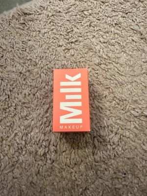 Milk Makeup Watermelon Jelly Glow - Milk Makeup Watermelon Jelly Glow är en vegansk gelstick i en snygg rosa-röd förpackning. Produkten är i stickform och enkel att applicera, perfekt för att ge huden en fräsch glow. Kommer i originalförpackning.aldrig använd 