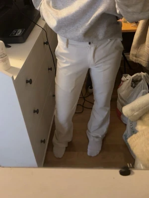 Vita kostymbyxor  - Skitsnygga kostymbyxor från Chelsea. Storlek xs. Nypris 600kr. Använda men inga defekter. Mid waist