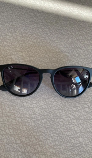 Ray-Ban  - Säljer dessa Ray-Ban Erika solglasögon. I storlek 54 i mycket bra skick.