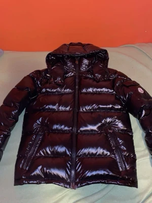 Moncler Maya - Skit snygg jacka. Skann funkar. Jackan är i mycket bra skick.