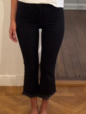 Capri byxor  - Säljer dessa så fina Capri byxor från Zara🌸🌸🌸🌸