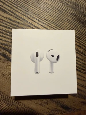Apple AirPods 4 trådlösa hörlurar - Säljer ett par vita Apple AirPods 4 med laddningsetui. Fick med dom i ett abonnemang och har inget behov av dom då jag redan har ett par. Helt nya och oöppnade 