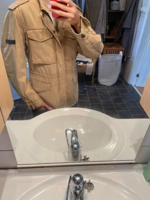 Marc’O Polo jacka - Säljer en beige Marc’O Polo jacka med en dun insida😁.        Strl:M.        Pris:499kr.         Skriv vid minsta fundering🤩