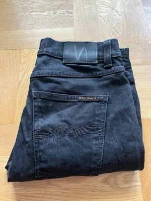 Svarta jeans från Nudie Jeans - Dags att uppgradera garderoben? Kör till👖✨        Nudie jeans med storleken W31 L32. Passformen är Lean Dean. Hör av er kring minsta frågor!