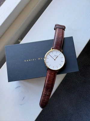 Daniel Wellington Classic Cornwall - Säljer nu en stilren klocka från Daniel Wellington. Klockan har helt nytt glas samt batteri. Perfekt accessoar för dig som gillar tidlös och enkel stil. Nypris ca 1400-2000kr.