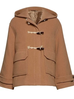 Beige duffeljacka med huva - Snygg beige duffeljacka med huva och klassiska träknappar med snörning. Jackan har stora fickor framtill och är tillverkad i ett mjukt ullmaterial. Perfekt för dig som vill ha en stilren och mysig jacka till hösten eller vintern.