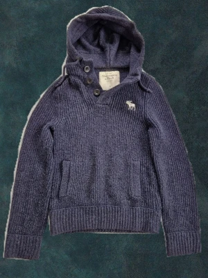 Abercrombie & Fitch hoodie - En hoodie från Abercrombie & Fitch i jättefint skick. Storlek S. Mått: Armlängd: 66cm armhåla-armhåla (bredd) : 45cm Armbredd: 15cm axel-midjeslut (längd) : 60cm