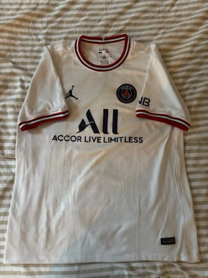 Vit PSG matchtröja Jordan - Den är i storlek Xl men skulle säga passar även L om man gillar att kläderna är lite lösa 