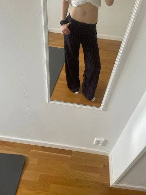 Trendiga kostymbyxor från H&M - Jag säljer ett par jättefina kostymbyxor som är marinblåa med svaga vita ränder. Jättesnyggt till när man ska klä sig lite "classy” eller till en konsert eller liknande, men såklart även till vardags! De har inga defekter och jag själv har aldrig använt dem pga att de är för långa för mig. Det är bara att skriva om ni har några funderingar!❤️❤️