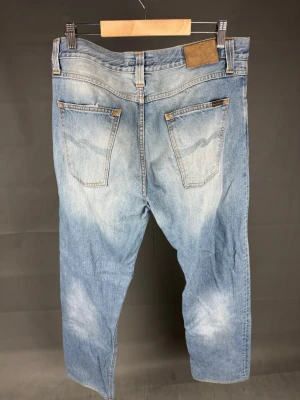 Nudie jeans - Nudie jeans Märke: Nudie Storlek: W36 L34 Passform: Steady Eddie Färg: Blå Skick: Okej Beskrivning: Slitna vid fickor, annars bra