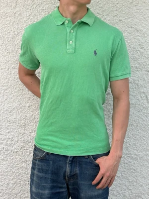 Ralph Lauren Piké  - En otroligt trevlig pikétröja från Ralph Lauren som blir perfekt till sommaren! Modellen är 182 cm och väger 68 kg. Hör av dig vid frågor!