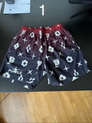 Purple Brand Shorts  - Säljer 2 par Purple brand shorts för det var ett impuls köp. Köpte dem dec 2023 och har använt dem max 4 gånger sen dess. Köptes på deras egna hemsida för runt 2k styck. Shorts 1: Storlek S                 Shorts 2: Storlek M,    Jag väger 70kg, är 179cm och båda shortsen passar bra.  900kr per shorts 