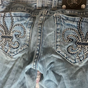 Lågmidjade Miss Me jeans - Säljer ett par skit snygga ljusblå jeans från Miss Me med snygg bootcut-modell och låg midjade. De har inga defekter förutom en knapp som saknas på byxettiketen där bak men det märks aldrig. Skriv om du har frågor eller vill ha mer bilder.🩷😊