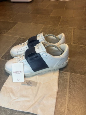 Valentino Opens | 44 - Valentino opens i storlek 44. Fint skick! Dustbag medföljs samt valentino kortet ⭐️Naturligtvis äkta, kvitto finns som äkthetsbevis | Frakt samma dag som vid köp