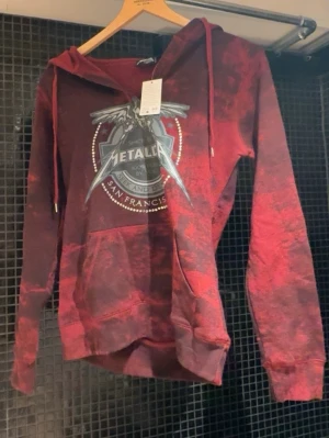 Röd Metallica hoodie med tryck - Ny hoddie Metallica från EMP ny pris 899