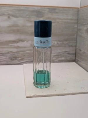 Antonio Pugi Estivalia EDP 50ml ca 25% kvar - Klassiskt tidlös doft i vintage flaska från 80-talet. Blommig doft med jasmin och exotiska blommor. Luftig och nostalgisk doft!