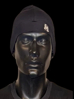 Populär mössa från Decrese sweden 🇸🇪Mössa  - ‼️‼️Mössan finns i två färger: svart och vit. När du beställer, skriv gärna vilken färg du vill ha.‼️‼️Upptäck Decrese Sweden – skapat för dig som vill kombinera stil, kvalitet och hållbarhet. Våra produkter är designade med fokus på funktion, lång livslängd och en modern skandinavisk estetik. Välj ett varumärke som står för medvetna materialval och tidlös design. Decrese Sweden – där smarta val möter smart stil.