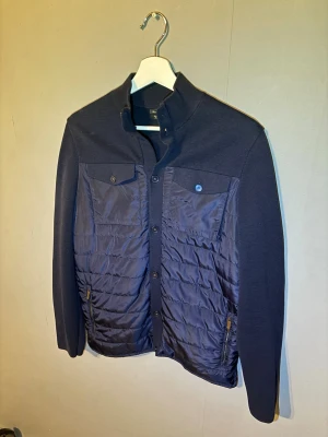 Massimo dutti cardigan  - Nu säljer jag en riktigt fet cardigan ifrån Massimo dutti som är riktigt fräsch och snygg | Storlek: M | Skick: 10/10, den är helt oanvänd | skriv till mig ifall du har fler frågor!