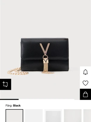 Svart kuvertväska från Valentino - Stilren svart kuvertväska från Valentino med guldfärgad kedja och V-logga framtill. Perfekt att bära crossbody med den långa kedjeremmen.