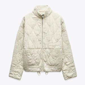 Beige quiltad jacka från Zara! - Säljer denna super populära och slutsålda jacka från Zara i storlek L men sitter som en S(skriv för fler bilder) säljer för det inte är min stil❤️ skicka gärna prisförslag eller frågor🫶🏼. Den har inga märkbara defekter, nån liten fläck men går troligtvis bort i tvätt!