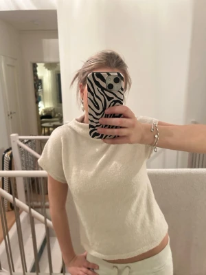 Beige stickad kortärmad topp - Mysig och enkel beige stickad topp med korta ärmar och rund hals. Storlek S från Lindex😊😊