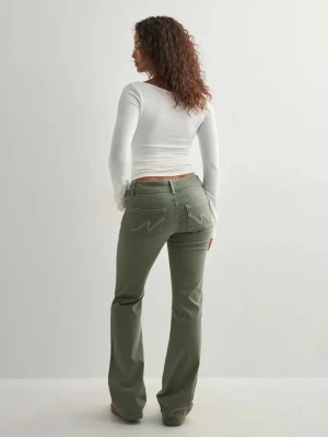 Gröna bootcut jeans - Snygga gröna bootcut jeans med dekorativa broderier på bakfickorna. använda ett få tal gånger! priset kan diskuteras, om ni vill ha mer bilder så skriv!🤍